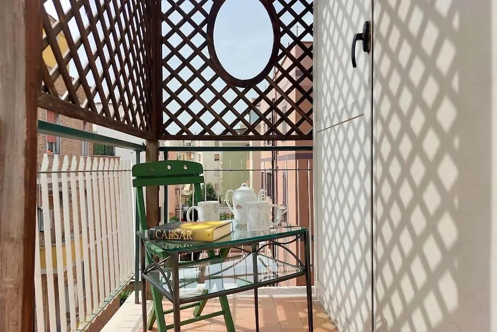 Διαμέρισμα Relax Rome With 2 Balconies - 2 Bedroom Flat, 3Rd Floor With Lift, High Comfort, Quite, A Walk From Urban Train Station Gemelli And Metro A Stops Battistini & Cornelia Connecting To Center In 20 Minutes, 2 Steps From Bus Stop, Cycle Path, Groceries