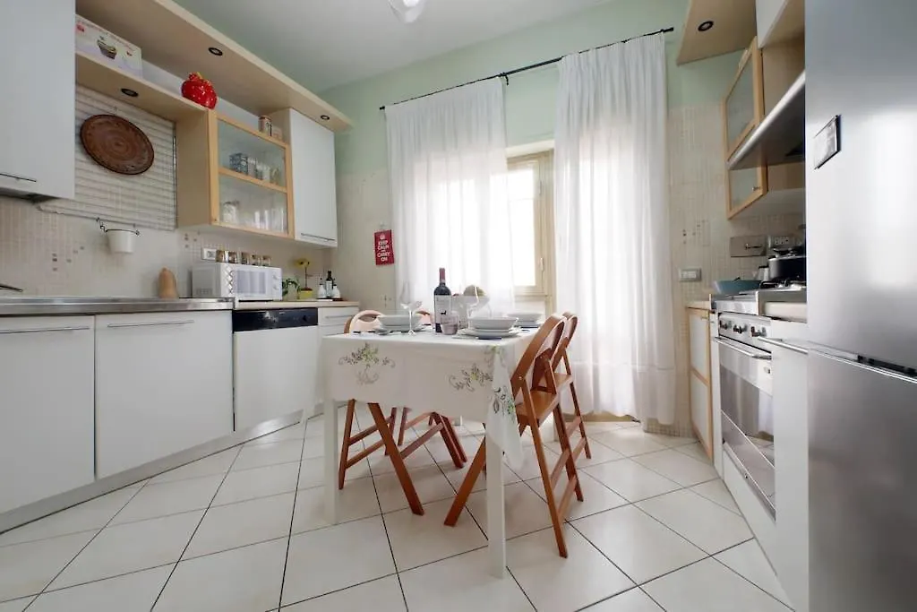 Relax Rome: Balcony Flat Near Gemelli Station Apartment