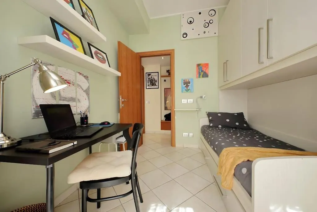 Relax Rome: Balcony Flat Near Gemelli Station Apartment