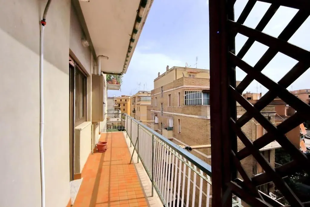 Relax Rome: Balcony Flat Near Gemelli Station Apartment