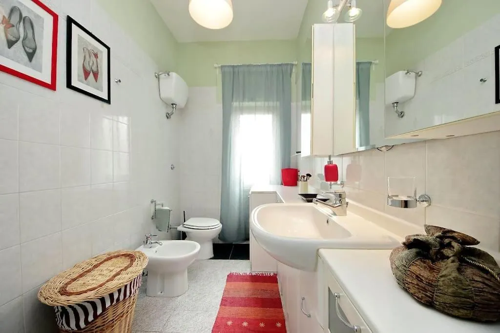 Relax Rome: Balcony Flat Near Gemelli Station Apartment