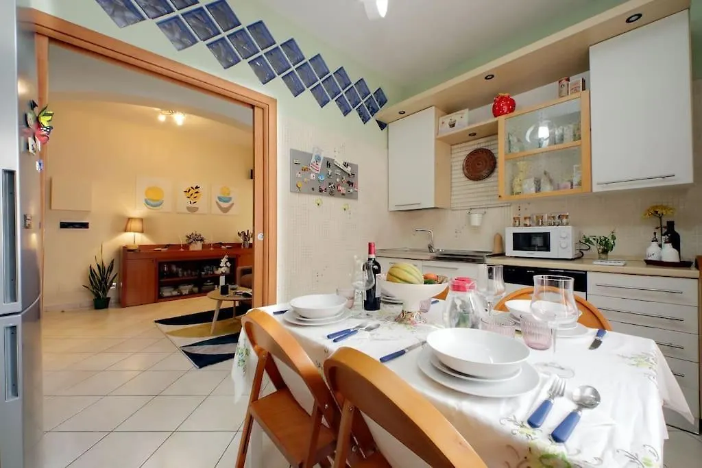 Relax Rome: Balcony Flat Near Gemelli Station Apartment